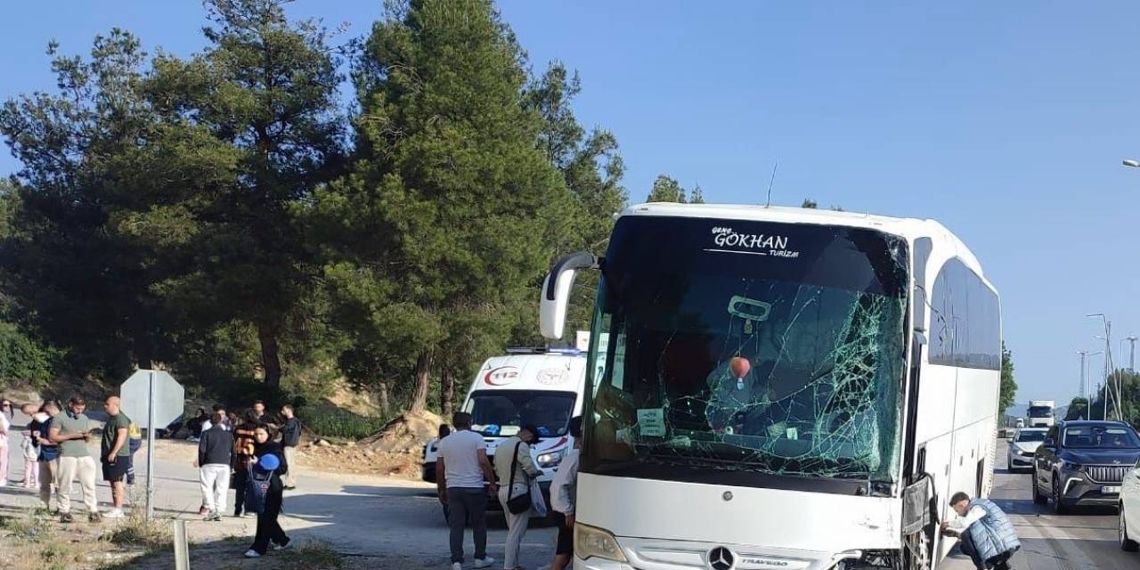 Burdur-antalya Yolunda Refüje Çıkan Yolcu Otobüsü Direğe Çarptı: 6 Yaralı