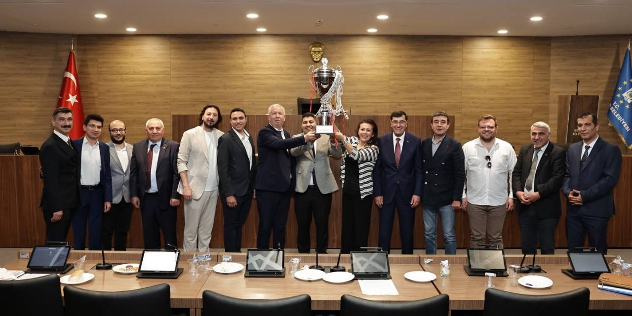 Belediye Meclisi’ne Basketbol Takımının Şampiyonluğun Simgesi Olan Kupa Damgası Vurdu