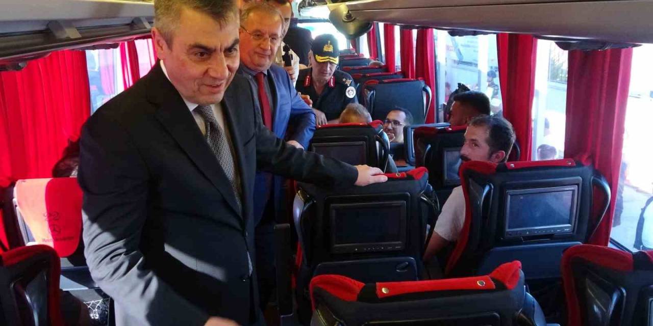 Vali Yolcuları Tebrik Etti, Ceza Yiyen Otobüsün Sürücüsünü Uyardı