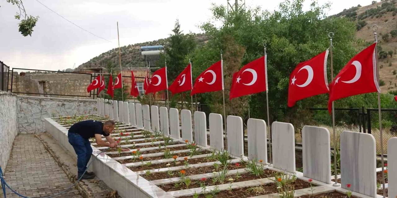 Mardin’de Bayram Öncesi Şehit Kabirlerine Bakım Yapıldı