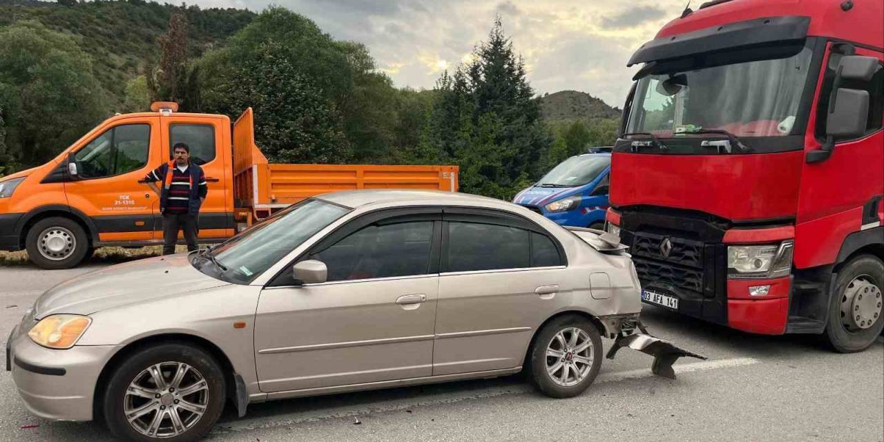 Tır Otomobile Arkadan Çarptı, 2’i Çocuk 3 Kişi Yaralandı