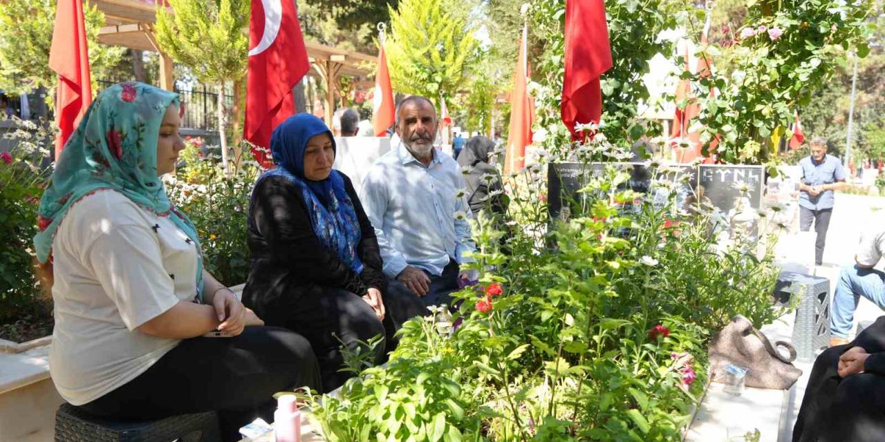Gaziantep’te Mezarlıklar Ve Şehitlikler Arefe Günü Doldu Taştı