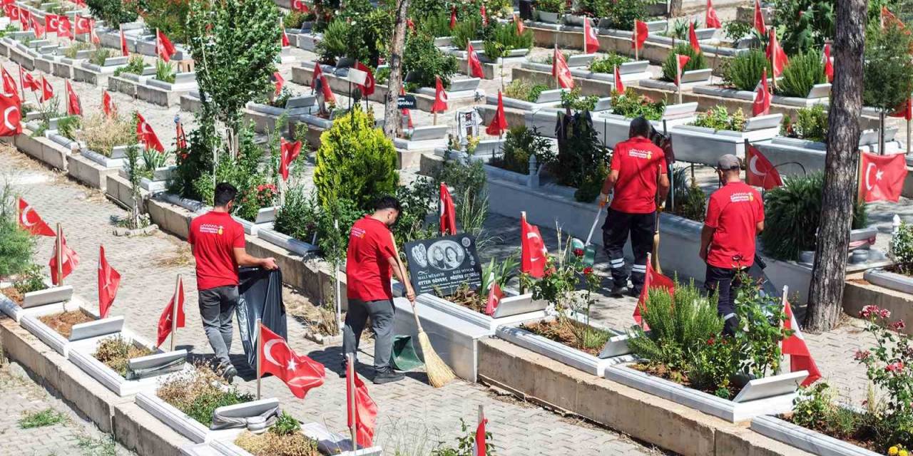 Kahramanmaraş’ta Mezarlıklar Bayrama Hazır