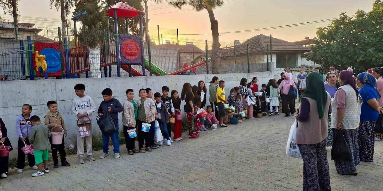 Sarıgöl’de Arife Geleneği Çocukları Sevindirdi