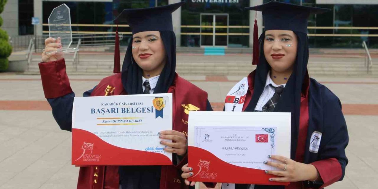 Faslı İkizler Üniversiteyi Dereceyle Bitirdiler