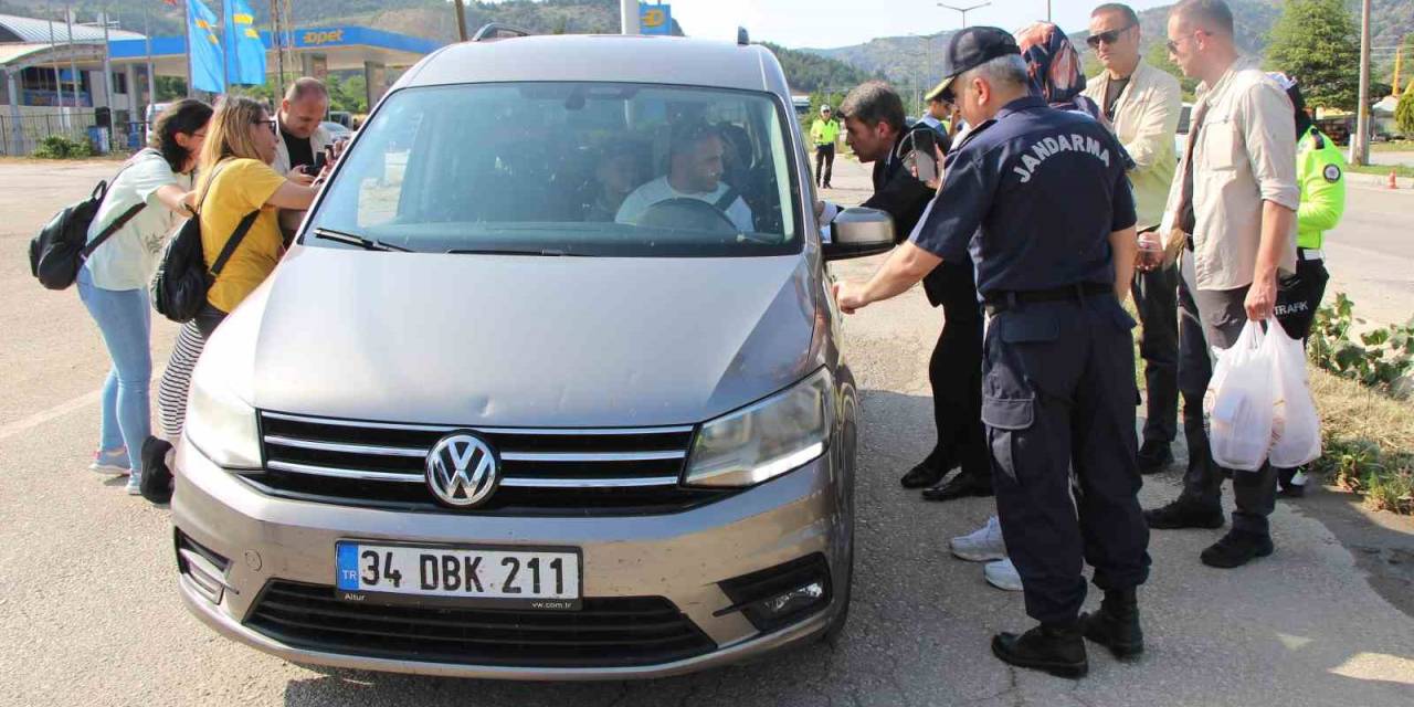 Bayram İçin Yola Çıkan Sürücülere Amasya Çöreği Jesti