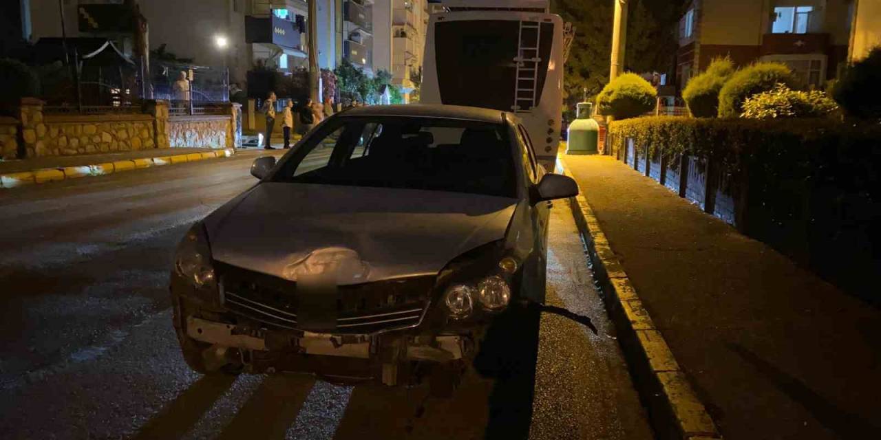 Otomobil Kazasında Kapılar Sıkıştı, Yolcuları Vatandaşlar Kurtardı