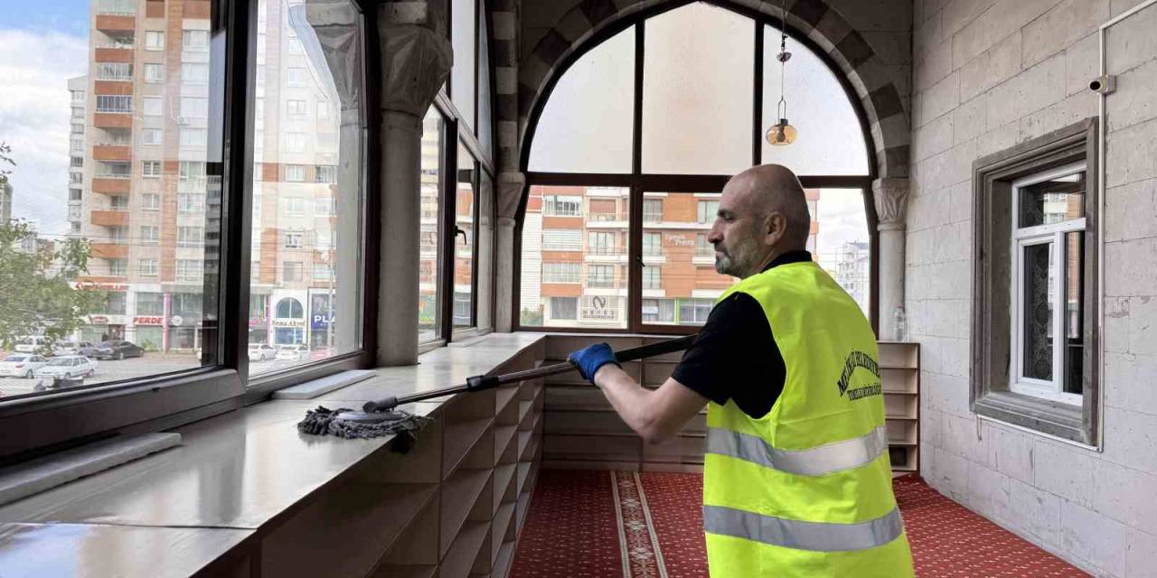 Melikgazi Belediyesi’nden Bayram Öncesi Kapsamlı Cami Ve Mezarlık Temizliği
