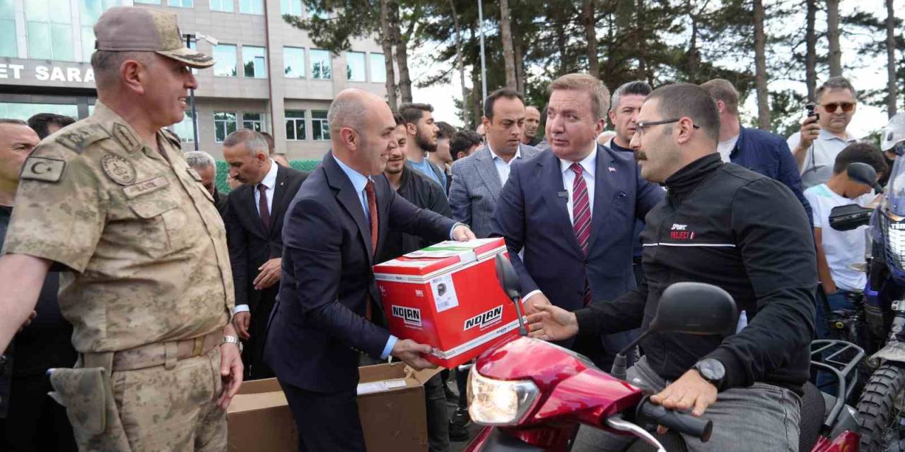 Erzincan’da Kasksız Motosiklet Sürücülerine Ücretsiz Kask Dağıtıldı