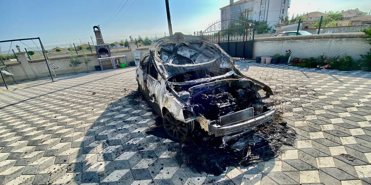 Park Halindeki Otomobil Yanarak Kullanılamaz Hale Geldi