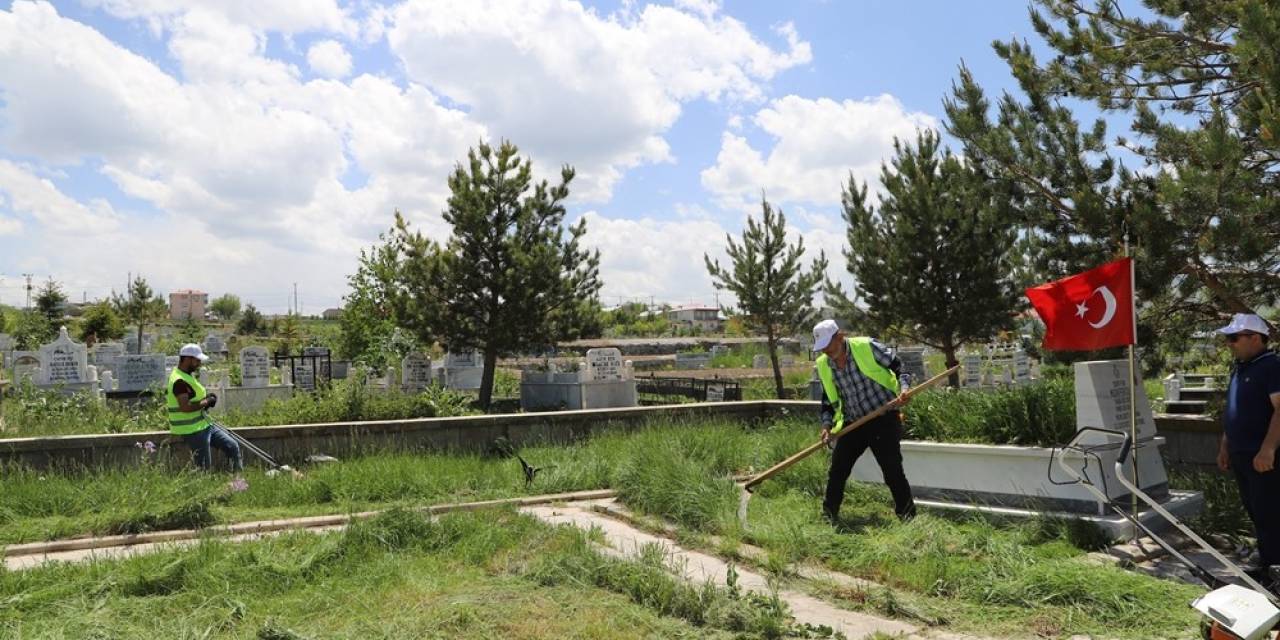 Ardahan’da Bayram Öncesi Cami Ve Mezarlıklar Temizleniyor
