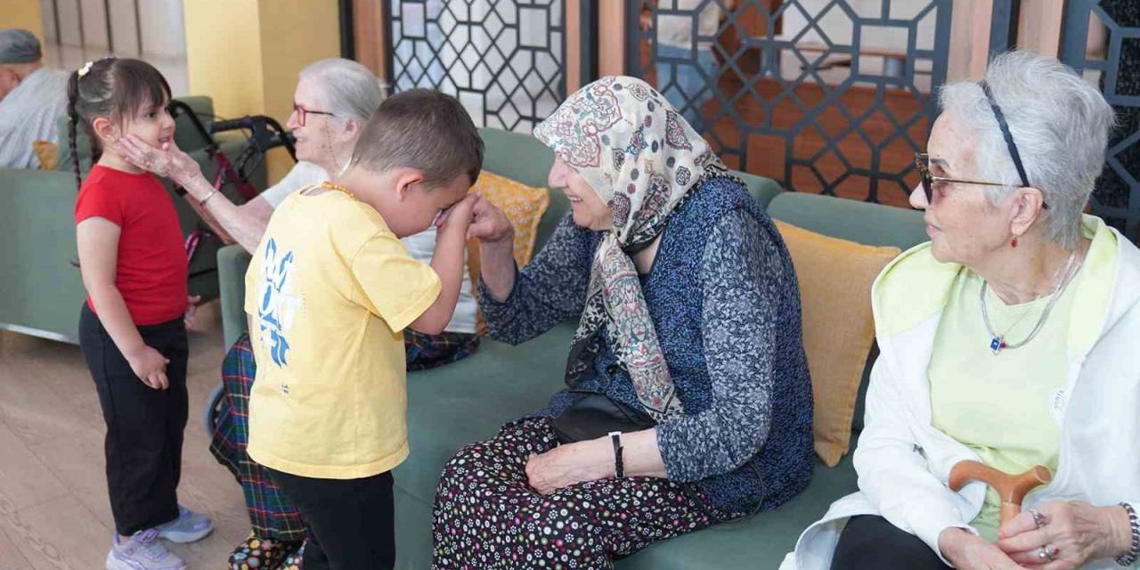 Minikler Büyükleriyle Bayramlaştı