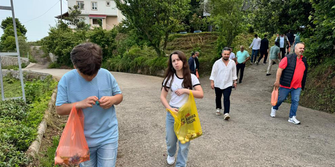 Atalarından gelen bayramlaşma geleneğinı bu yıl da sürdürdüler