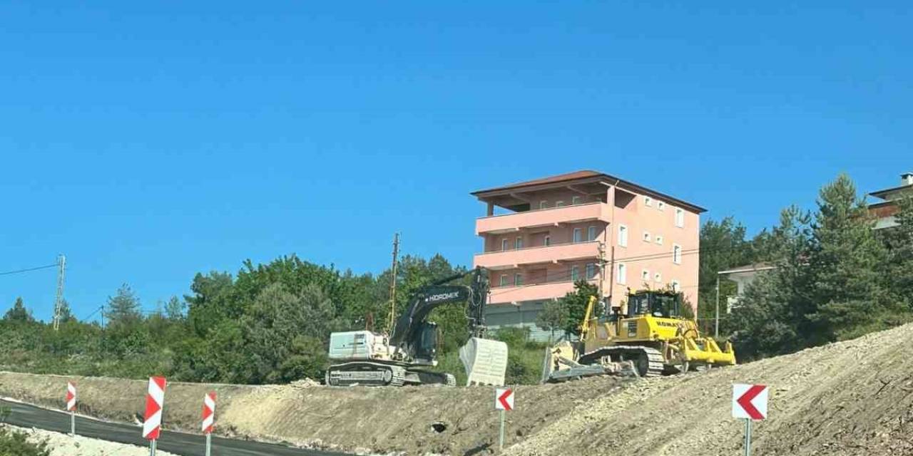 Kastamonu’da Heyelan Sebebiyle Ulaşıma Kapanan Yol Ulaşıma Açıldı