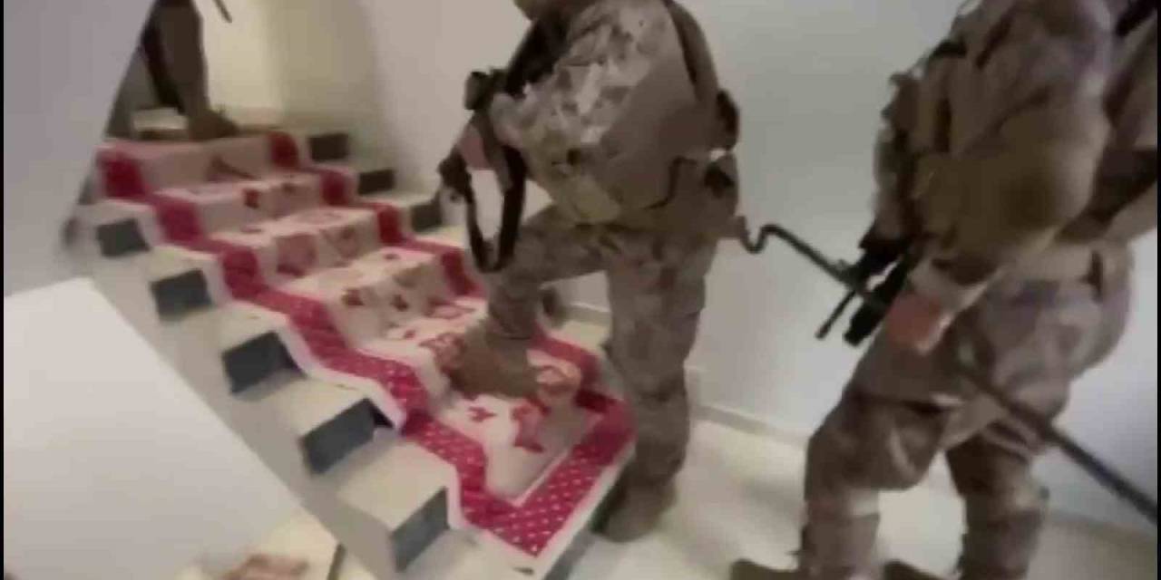 Adana’da Çelik Yelek Ve Silahlar Ele Geçirildi