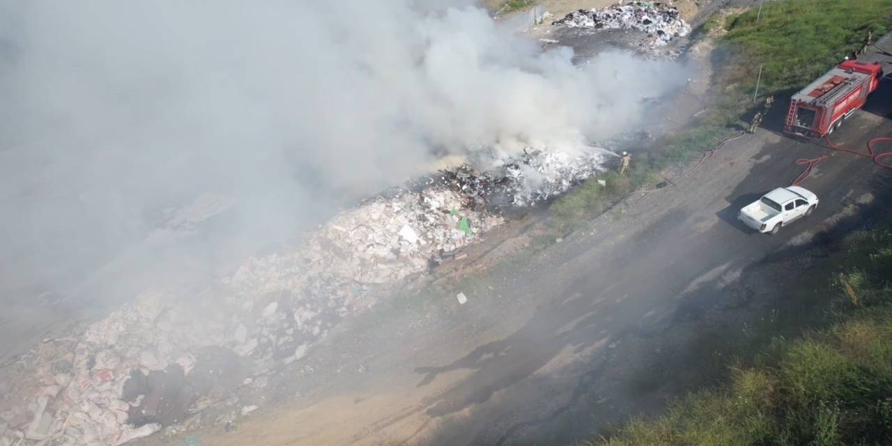 Sultangazi’de Katı Atık Toplama Alanında Yangın Çıktı