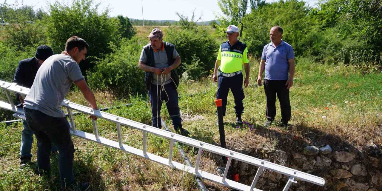 Burdur’da Kuyuya Düşen Köpek 45 Dakikalık Operasyonla Kurtarıldı