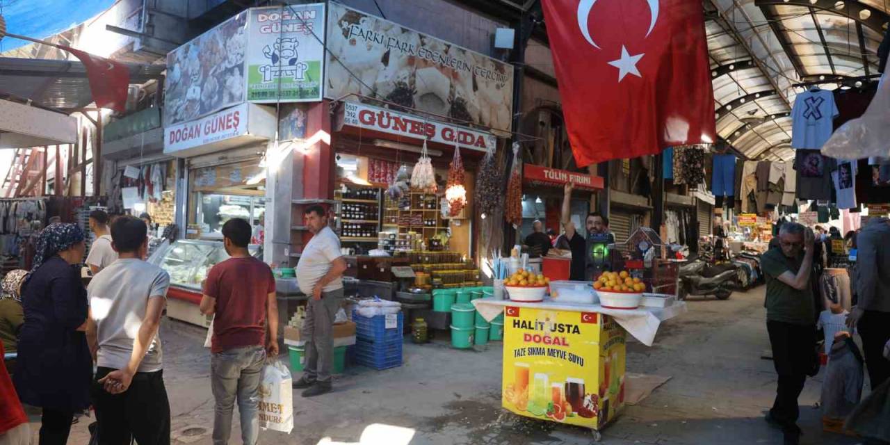 Afetzedeler Yeniden İnşa Edilecek Uzun Çarşı’da Son Bayram Alışverişini Yaptılar
