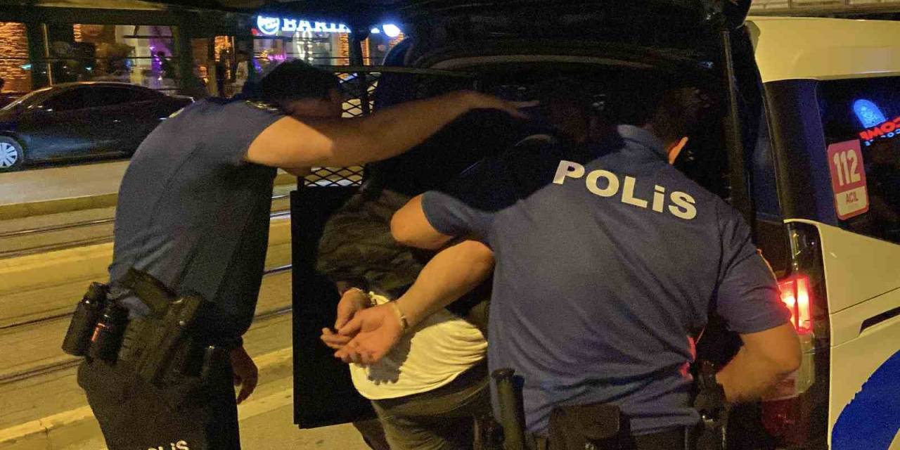 Elindeki Satırla Çevreye Saldıran Şahsa Gözaltı