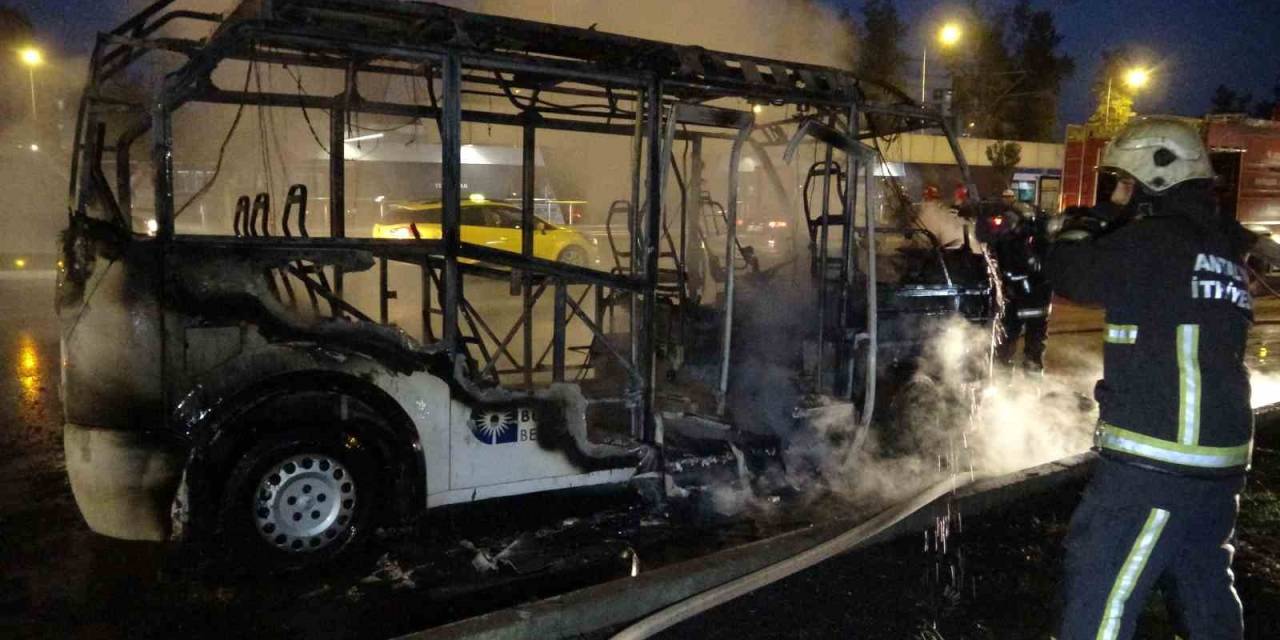 Yolcu Minibüsü Alev Alev Yandı, Yangına Müdahale Etmeye Çalışan Sürücü Yaralandı