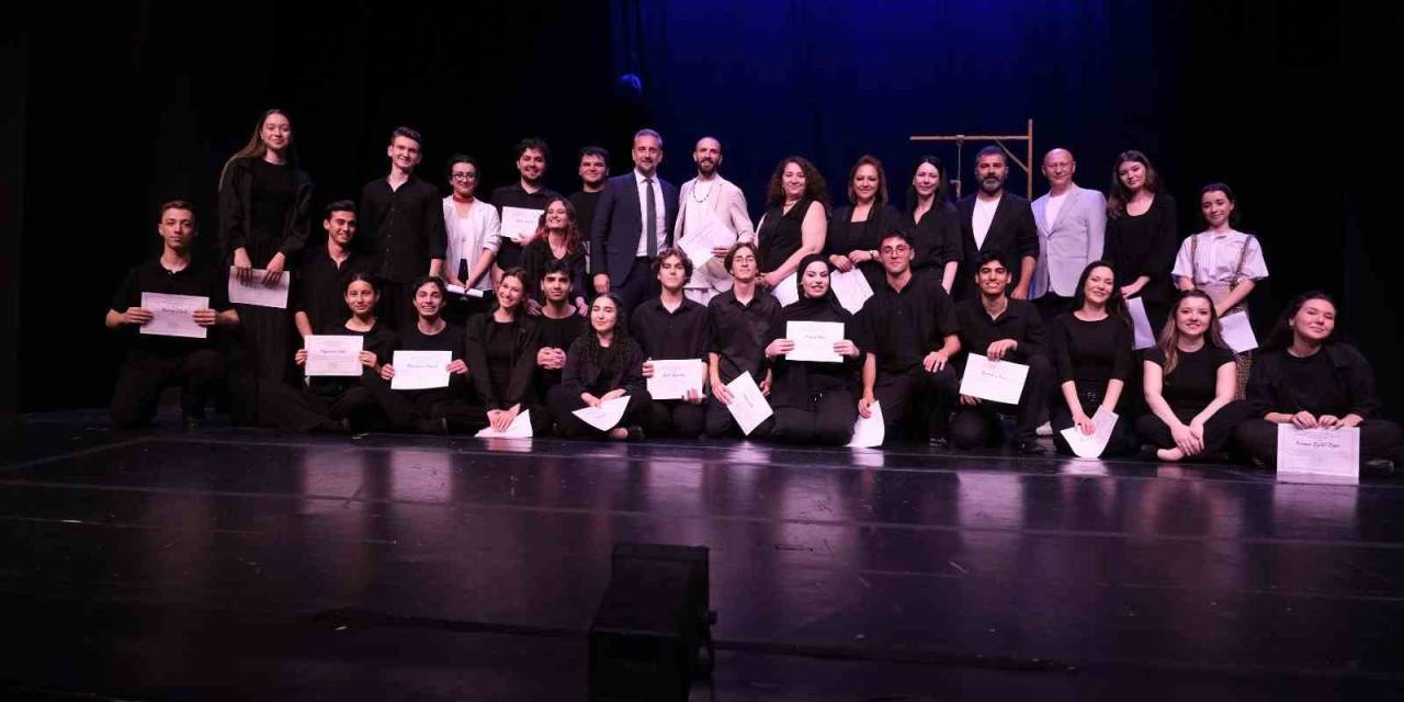Bursa Devlet Tiyatrosu’nun Kursiyerleri Sahnede Mezun Oldu