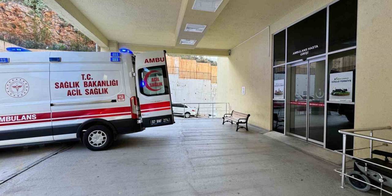 Kendi Karnına İki Kez Bıçak Saplayan Adam Ağır Yaralandı