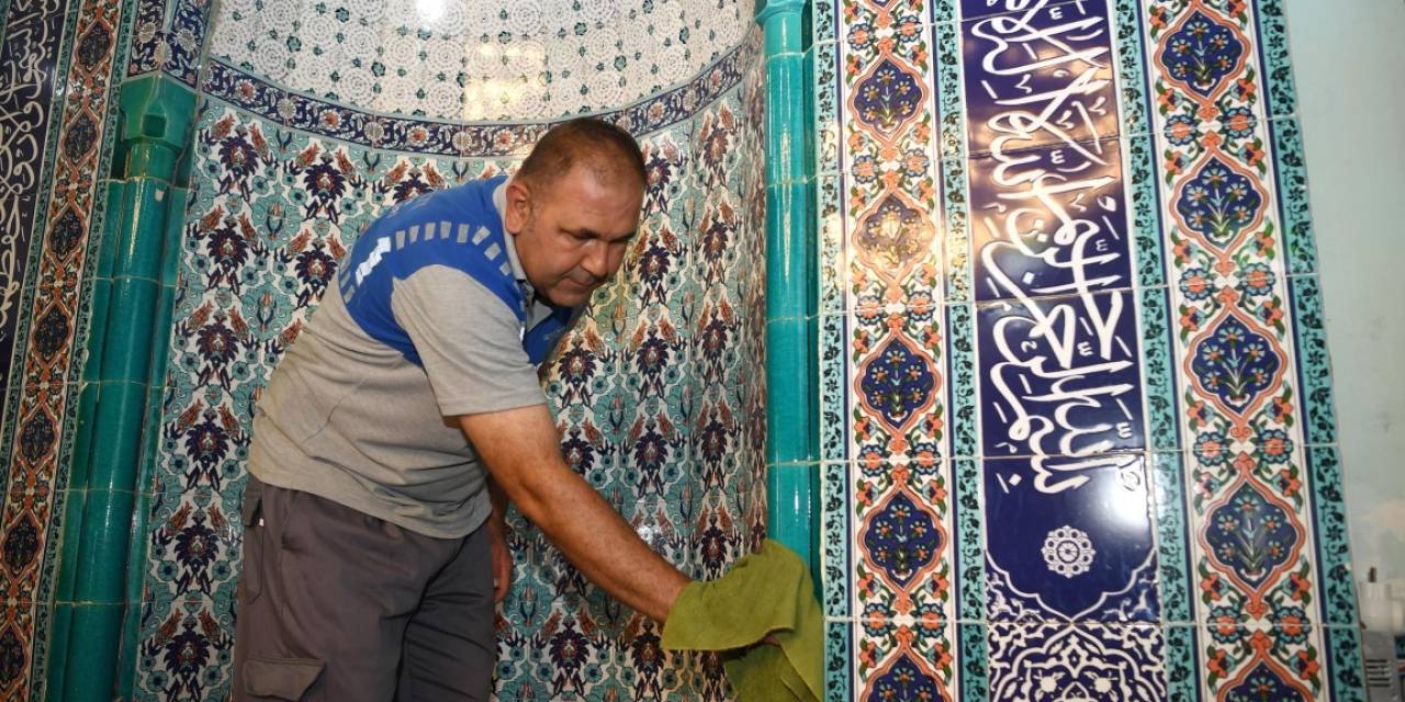 Konyaaltı’nda Bayram Öncesi İbadethaneler Temizlendi