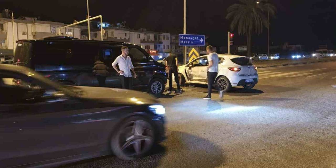 Kırmızı Işık İhlali Yapan Tur Minibüsü Otomobile Çarptı