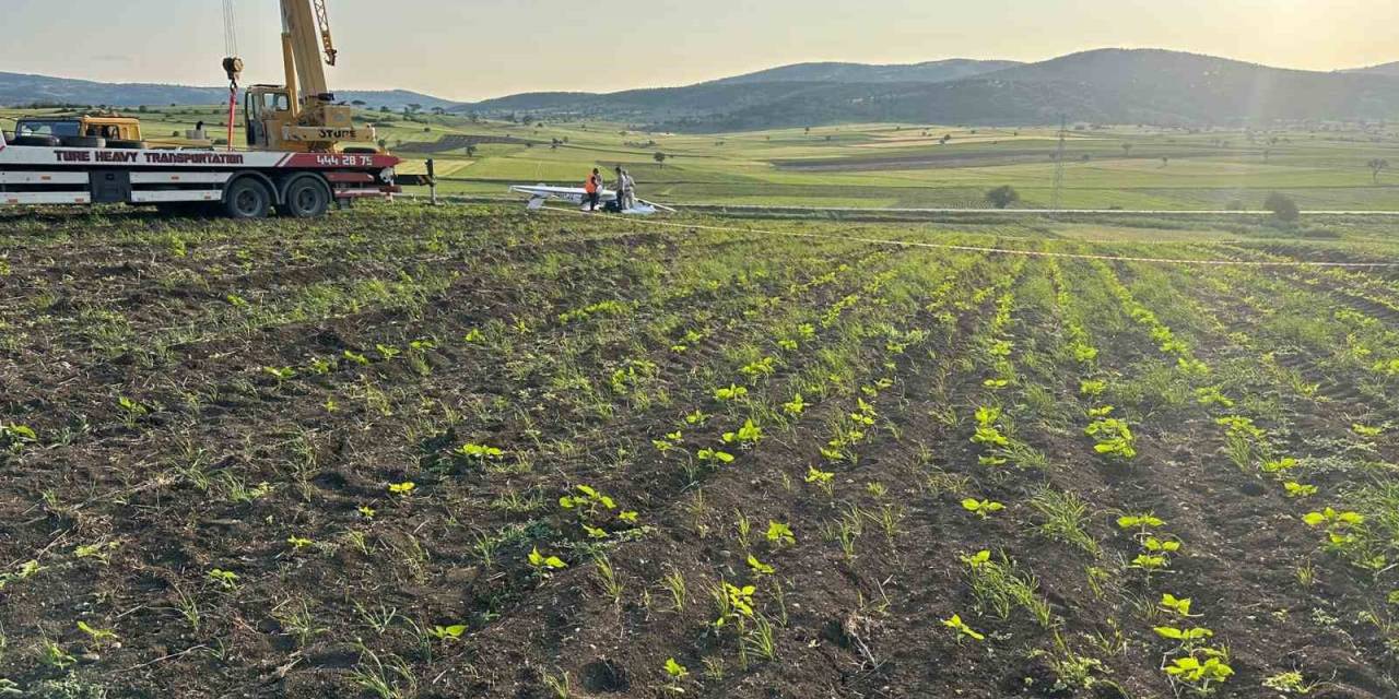 Bilecik’te Düşen Uçak, Vinç Yardımıyla Kaldırıldı