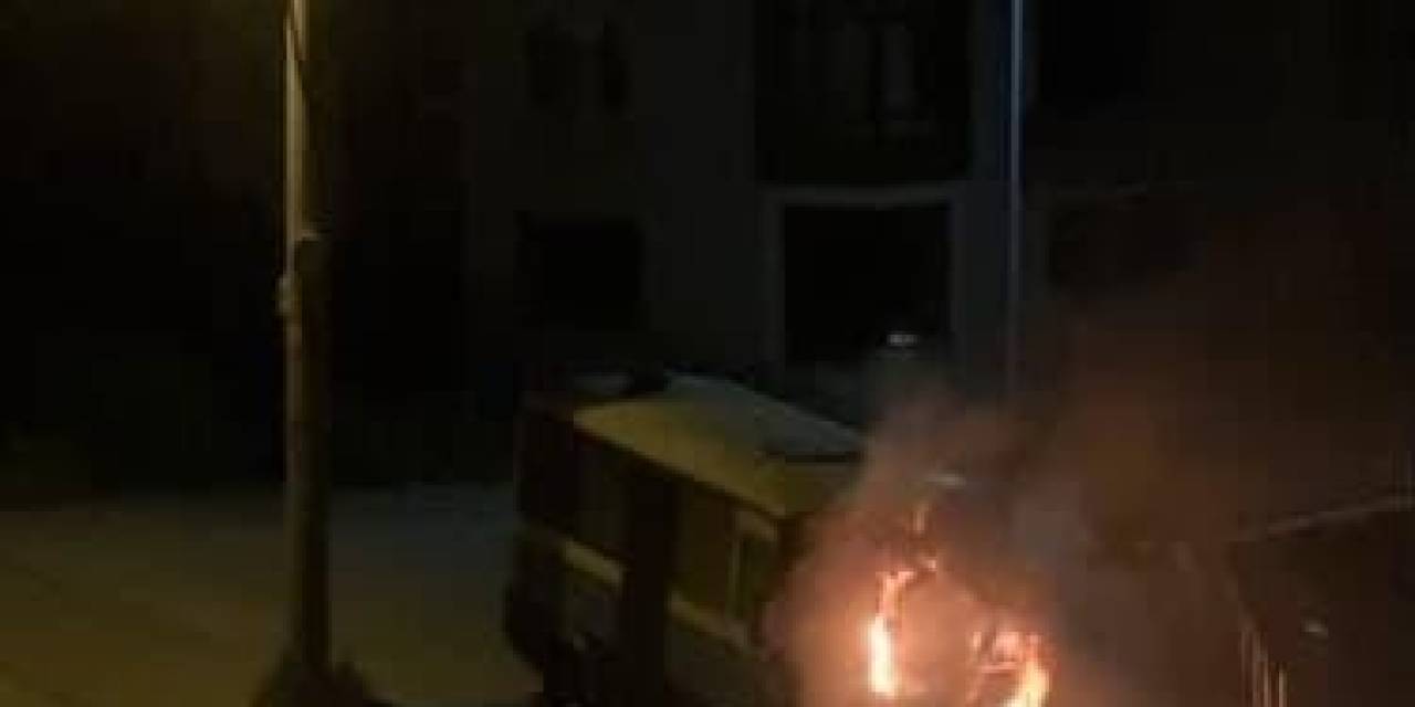 Park Halindeki Minibüs Alev Aldı