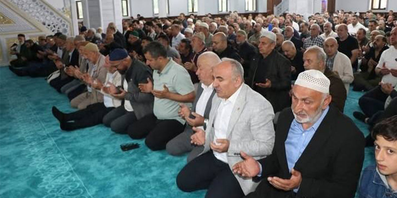 Ardeşen'de Ensar Camii'nde İlk Namaz Coşkusu!