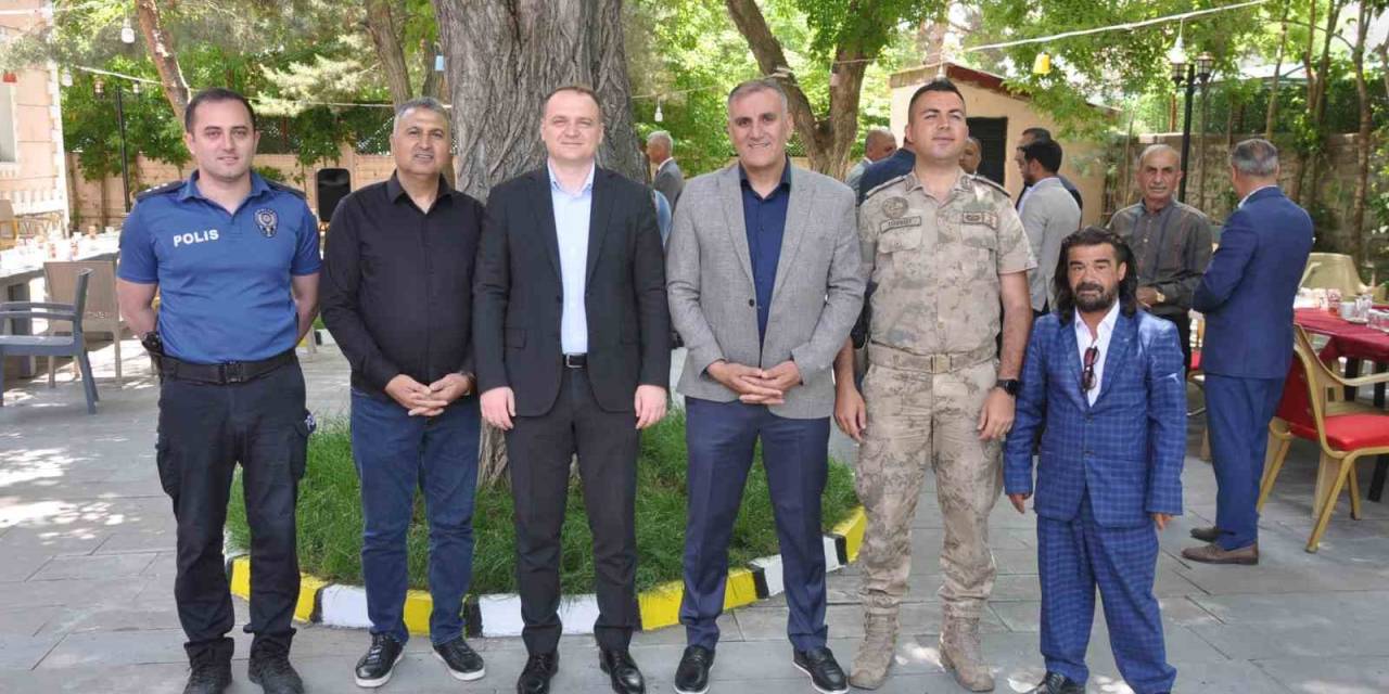 Bulanık’ta Protokol Halkla  Bayramlaştı