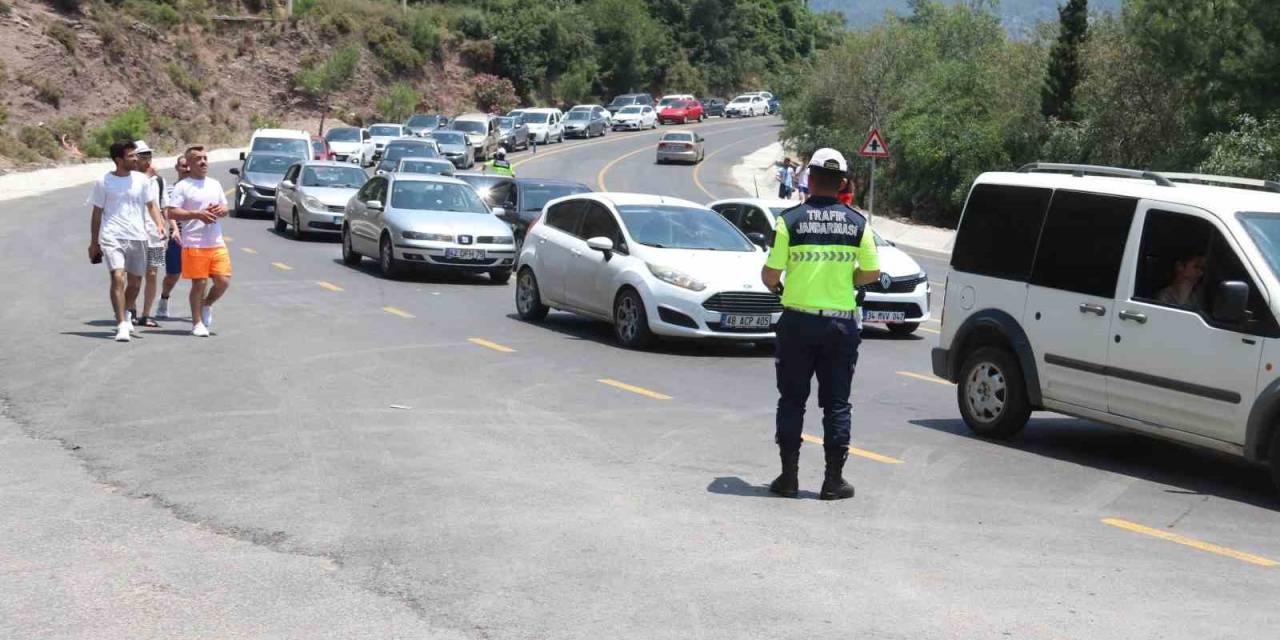 Ölüdeniz’de Bayram Yoğunluğu; Trafik Kitlendi, Plajlar Doldu