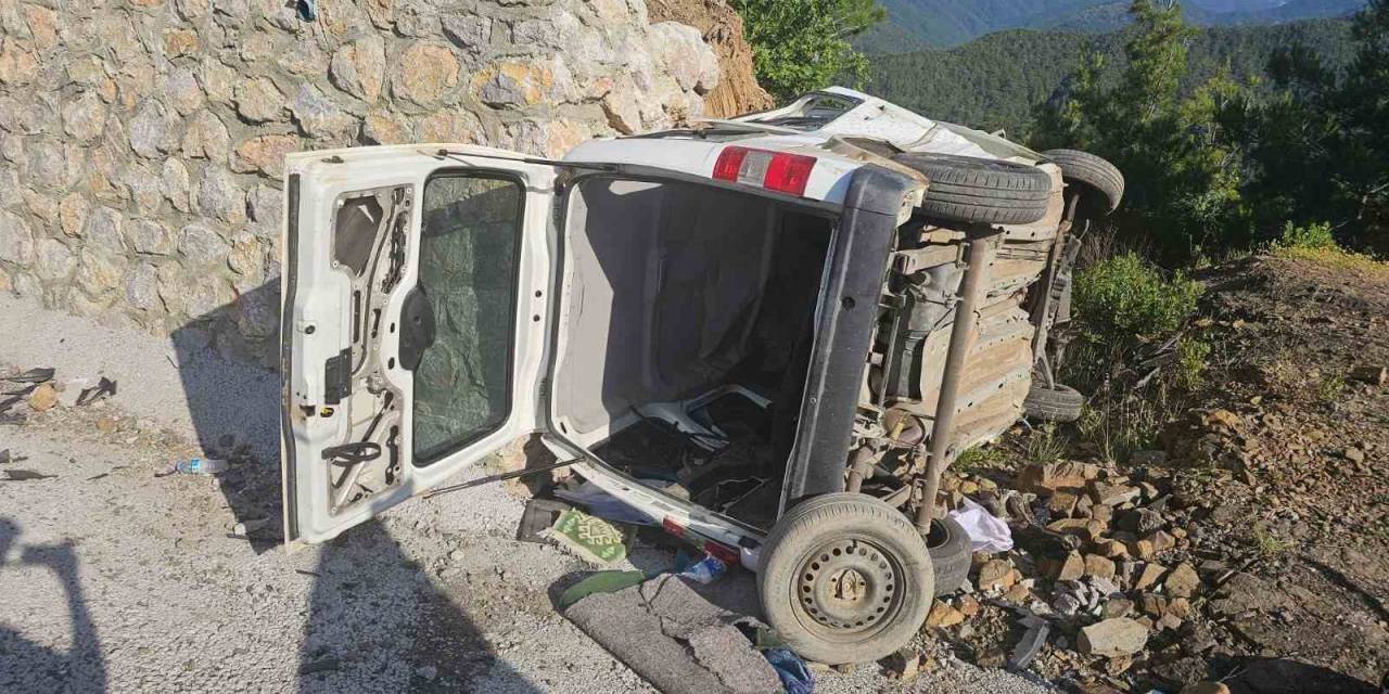 Manavgat’ta Hafif Ticari Araç Devrildi, Sürücü Ağır Yaralandı