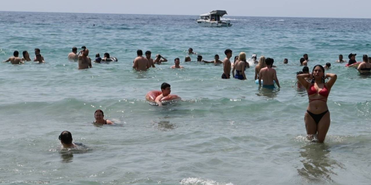 Kuşadası’nda Plajlarda Bayram Yoğunluğu