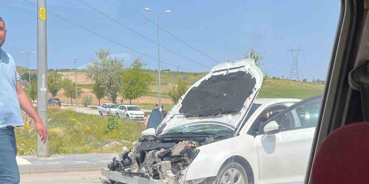 İki Otomobil Kafa Kafaya Çarpıştı: 8 Yaralı