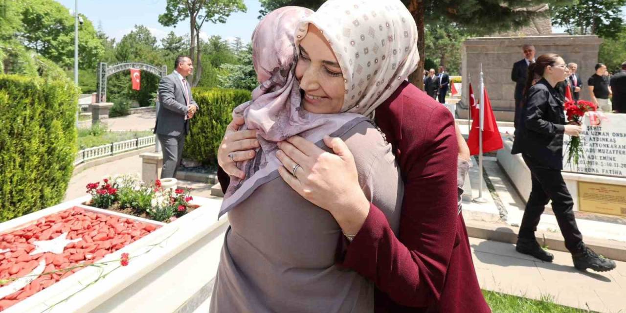 Vali Yiğitbaşı Ve Protokolden Şehitlikleri Bayram Ziyareti