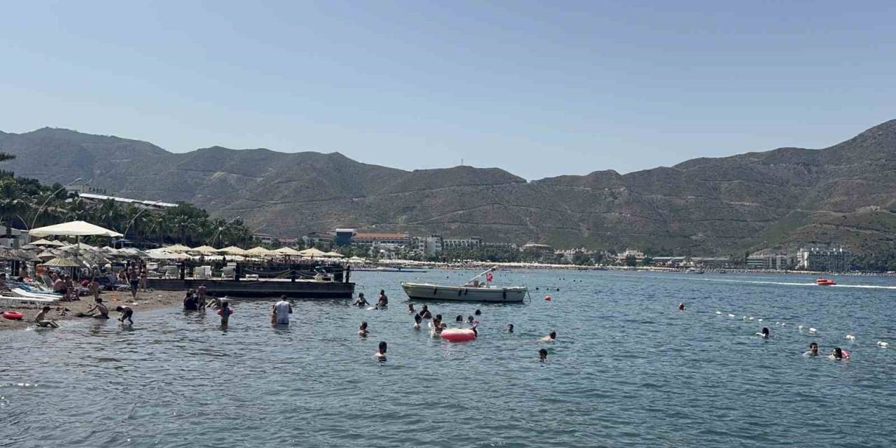 Marmaris’te Bayram Sıcaklığı: Tatilciler Sahillere Akın Etti