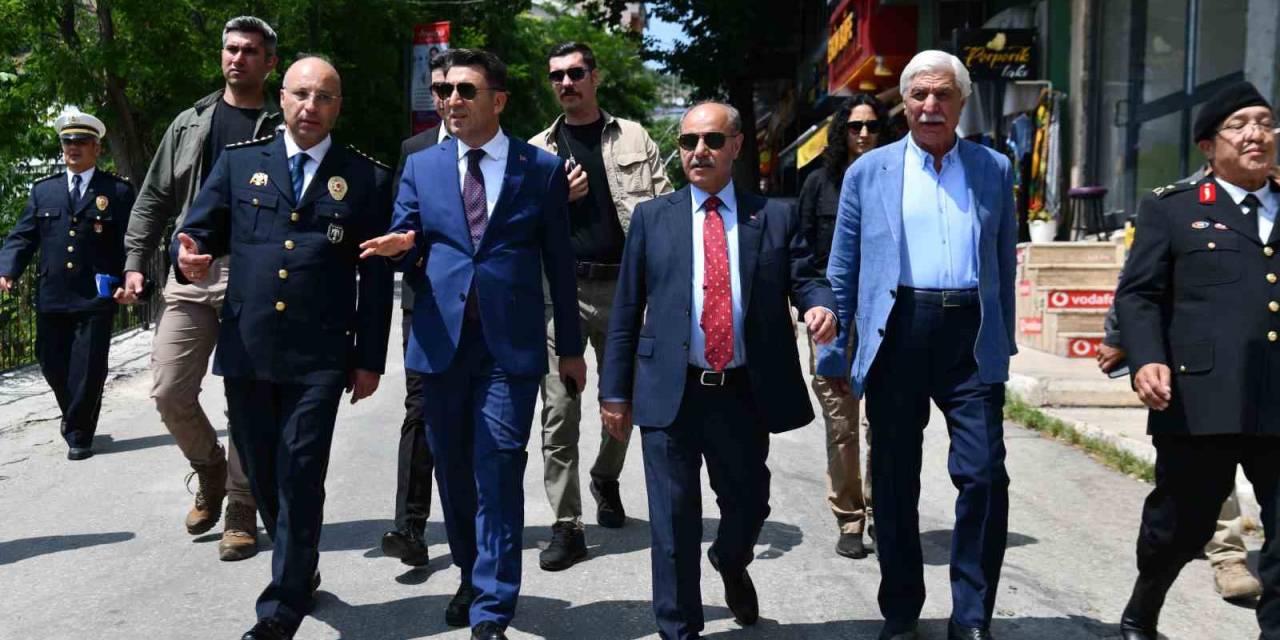 Bakan Yardımcısı Aktaş Ve Vali Aygöl, Vatandaşlarla Bayramlaştı