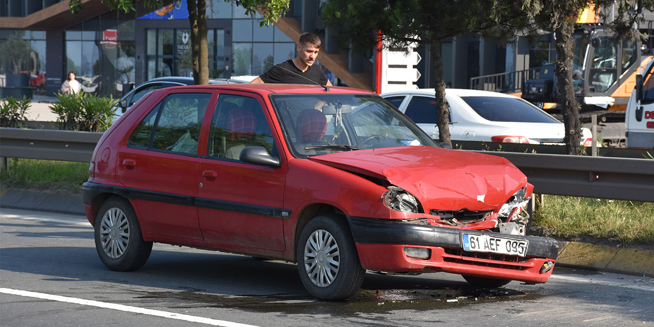 Trabzon'da trafik kazasında anne ve 2 çocuğu yaralandı