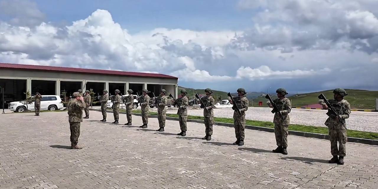 Kara Kuvvetleri Komutanı Bayraktaroğlu, Iğdır’daki Mehmetçikle Bayramlaştı