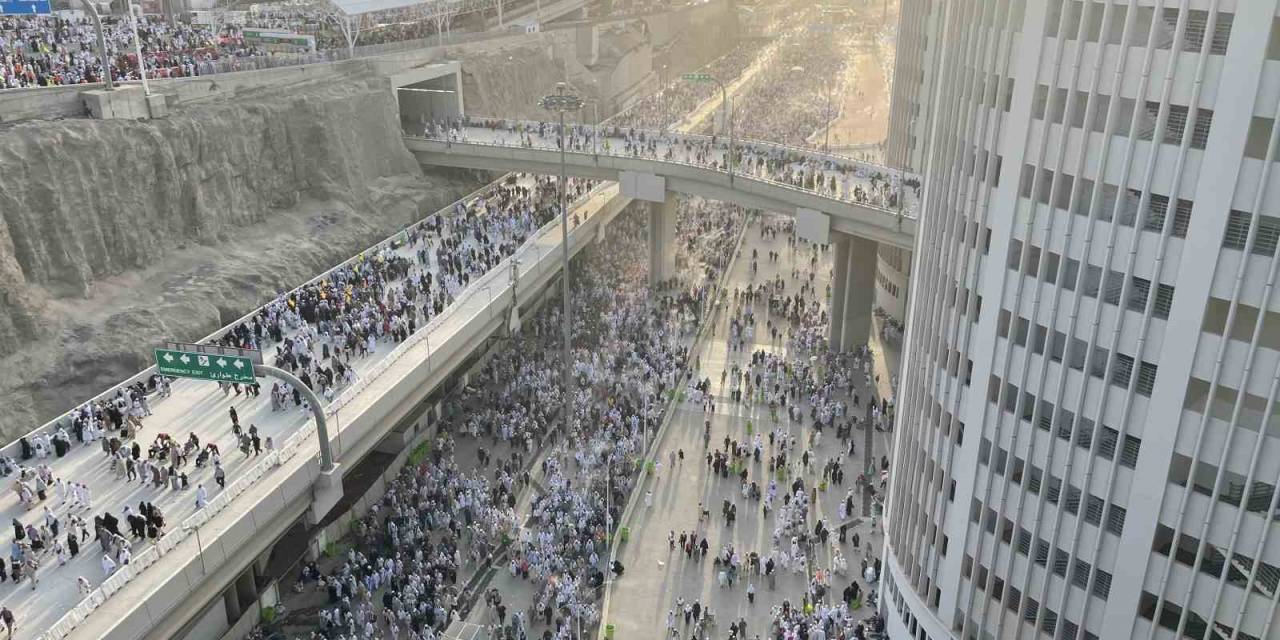 Hacılar İkinci Günde Taşlarını Atıp Bayram Süresince 3. Farz Olan Ziyaret Tavafını Yapıyor