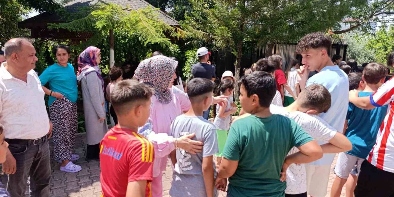 Adanalı Çiftin Bayram Geleneği Sürüyor: Yüzlerce Çocuğa Harçlık Verdiler