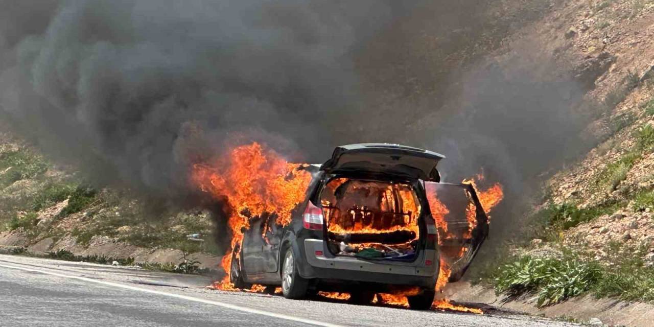 Sivas’ta Seyir Halindeki Otomobil Alev Aldı, Faciadan Dönüldü