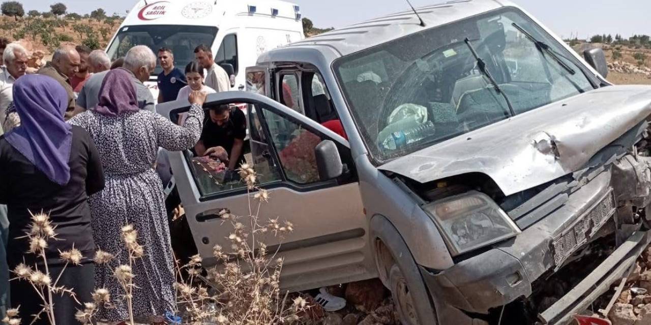 Hafif Ticari Araç Kontrolden Çıktı: 2 Yaralı