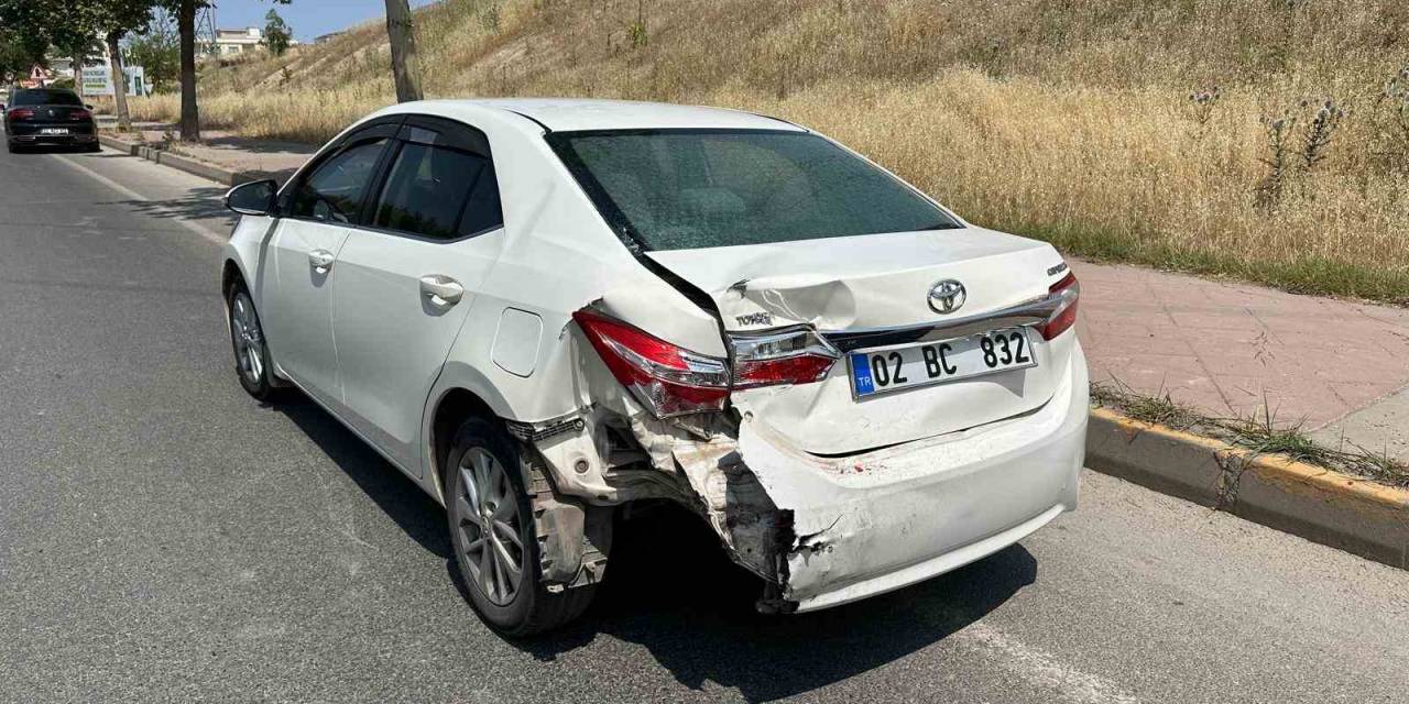 Hafif Ticari Araç İle Otomobil Çarpıştı