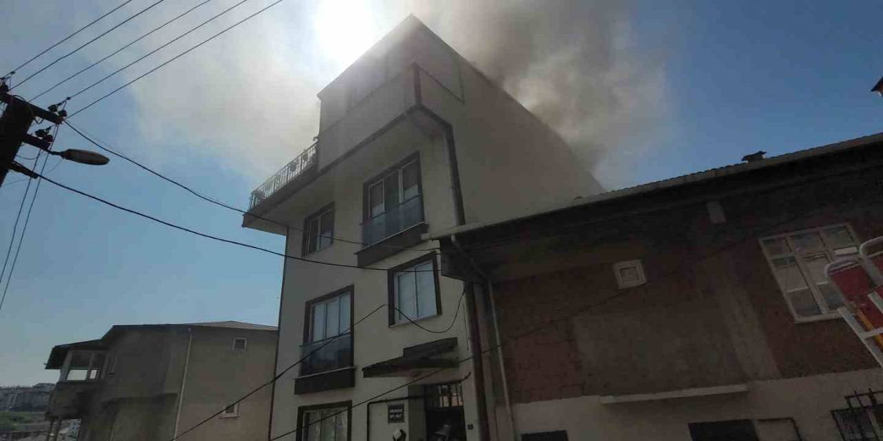 Gebze’de 3 Katlı Binanın Çatısında Çıkan Yangın Kontrol Altına Alındı
