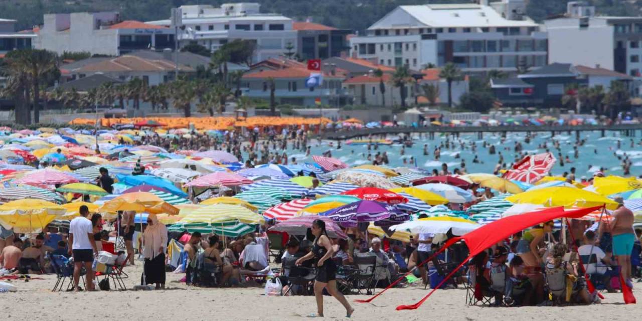 Çeşme’de Plajlar Doldu Taştı Nüfus 1 Milyonu Geçti