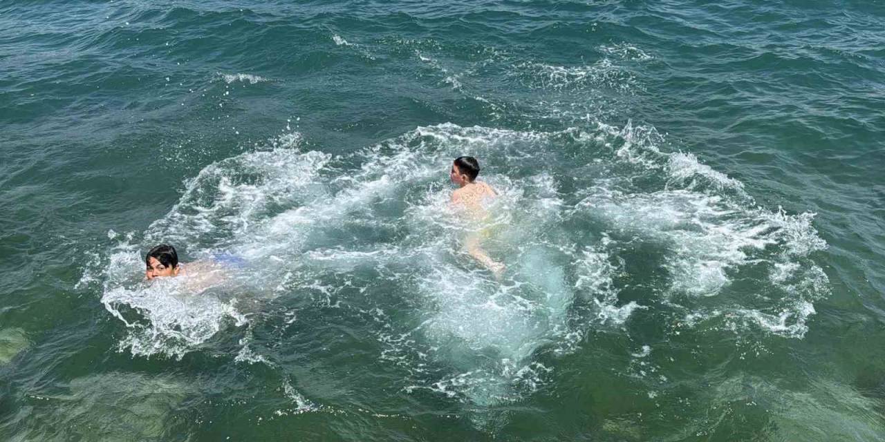 Sarıyer’de Kurban Bayramı’nın 2’nci Gününde Vatandaşlar Boğaz’da Serinledi