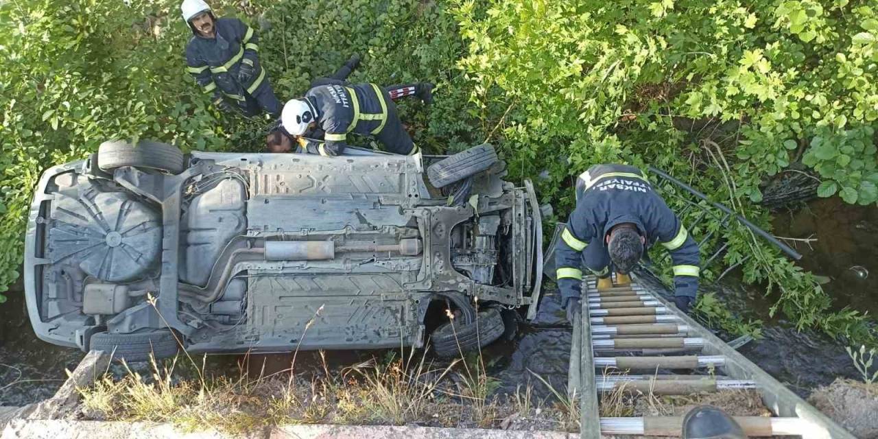 Otomobil Dereye Düştü: 1 Yaralı